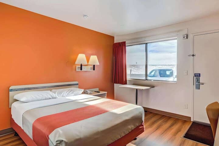 Room 4 of 16